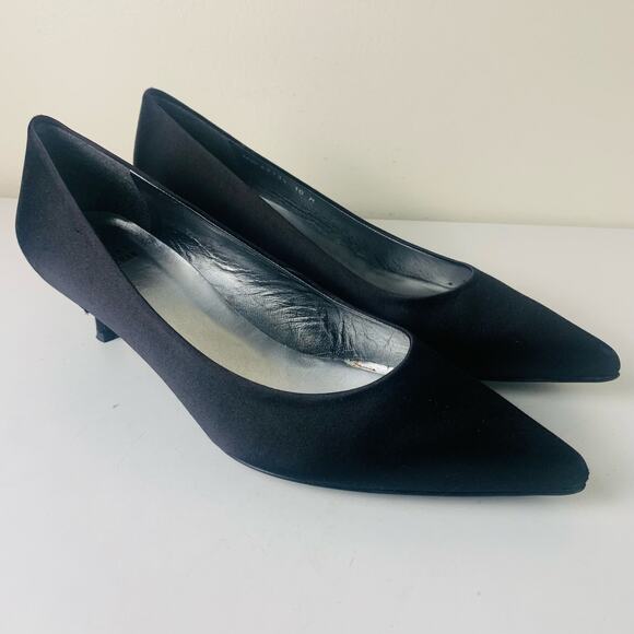 Stuart Weitzman Size 10 Poco Black Satin Pumps Kitten Heels Pointed Toe Classic - Picture 4 of 14